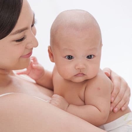 抱婴儿的常用抱姿及如何轻松抱婴儿
