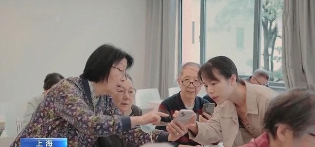 超六成老年人尚未跨越“数字鸿沟”，多地探索助其融入智能时代