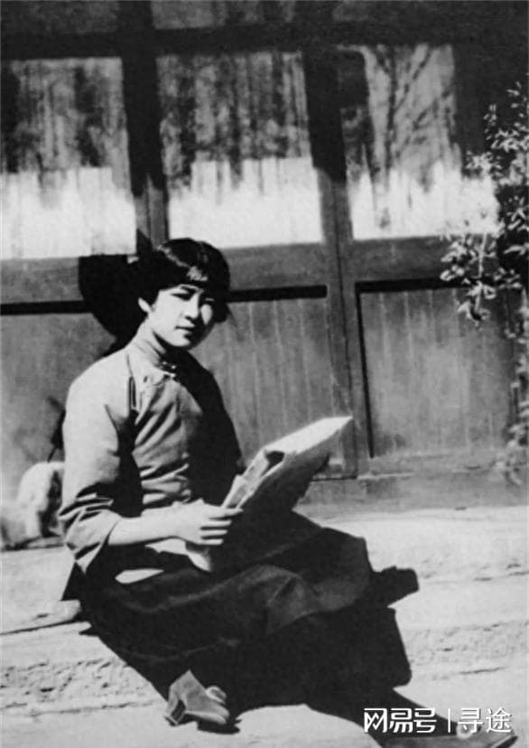 1936年，林徽因在耀州留影，穿条破旧牛仔裤，新潮中透着干练