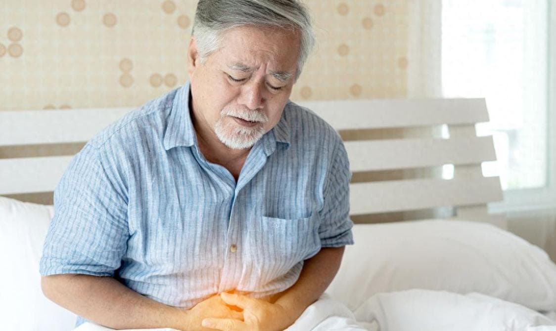 “胃痉挛” 让人痛不欲生！2个方法，教你如何应对，尽快康复