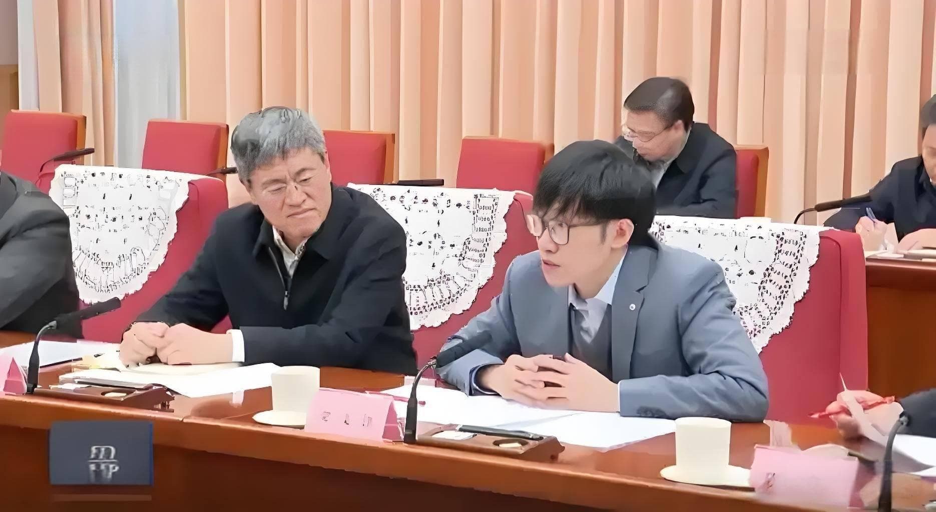 从县城学霸到AI冠军，梁文锋如何用应试思维颠覆硅谷