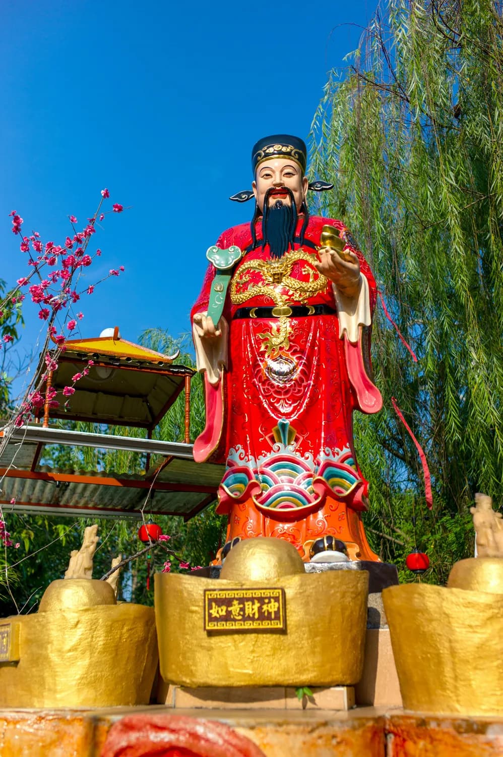 今日财运指南：正东方向迎财神，五大方位助你招财进宝！