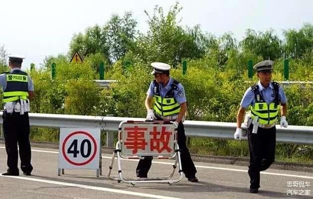 高速公路事故处理指南：正确设置警示牌和安全须知