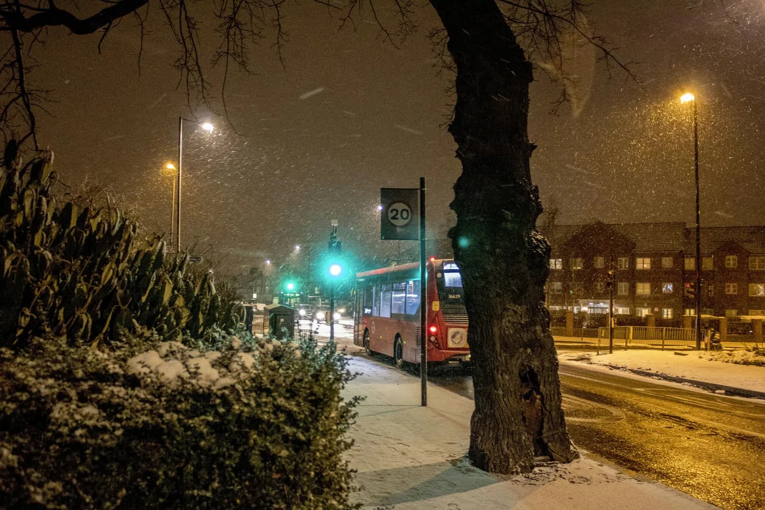 北京大雪致公交线路调整，早高峰加派车辆