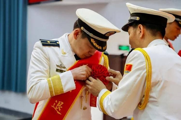 逐月领取退役金后，面临两个问题：医保与职业年金