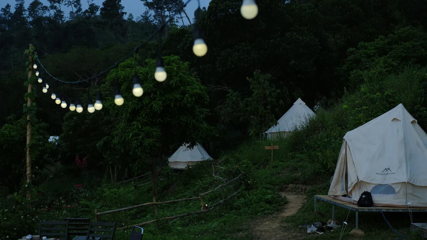 云南瑞丽江畔露营地攻略：雨林江景中的野奢之旅