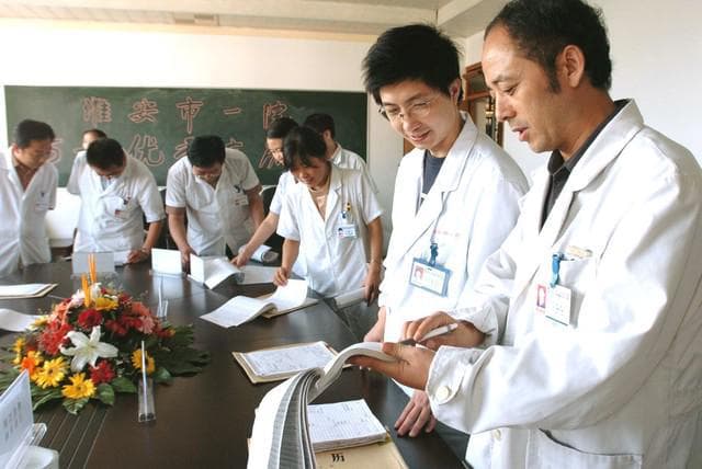 医学生就业新选择：当不了医生就去考公，这10个单位招医学生多