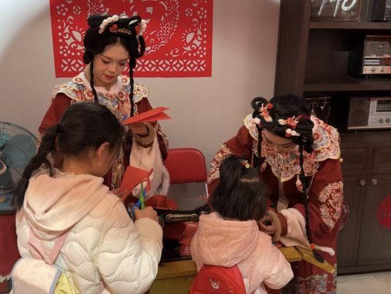 千年非遗、沪上百戏……市民游客在上海千古情景区过“非遗中国年”