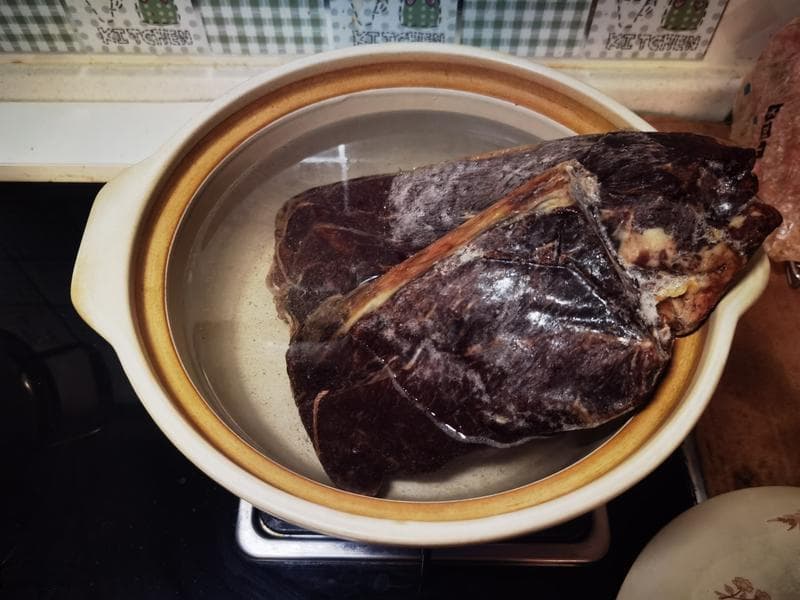 新疆伊犁熏马肉那仁：哈萨克族传统美食制作教程