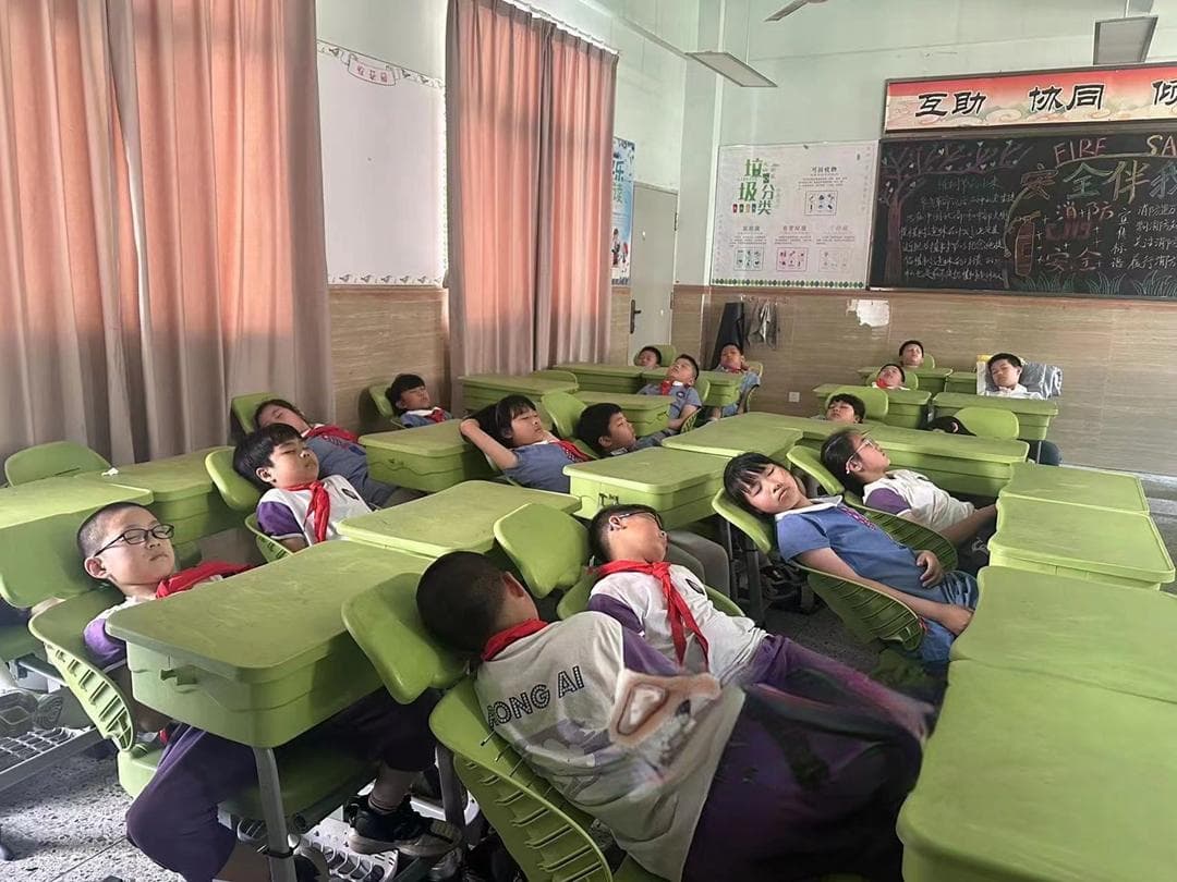 配备午休课桌椅 福州让更多中小学生午休"趴睡变躺睡"