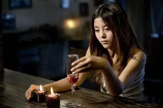 女生夜晚小酌，微醺，哪些水果酒适合女人喝?