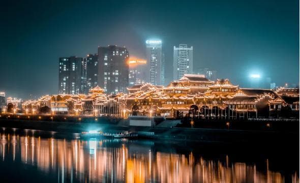 批量复制的旅游古镇，正在批量沦为“鬼镇”