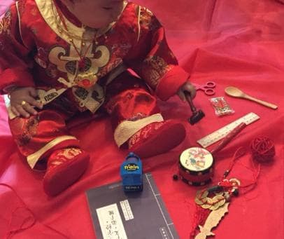 新生儿抓周习俗：时间、准备与意义