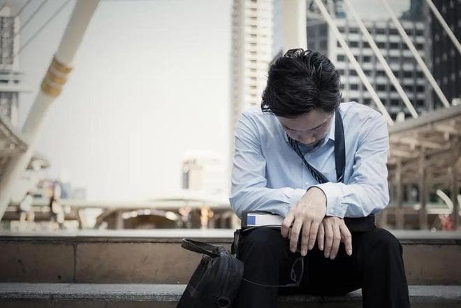 中年人的职场困境：当你拼命往上爬时，发现梯子已被抽走