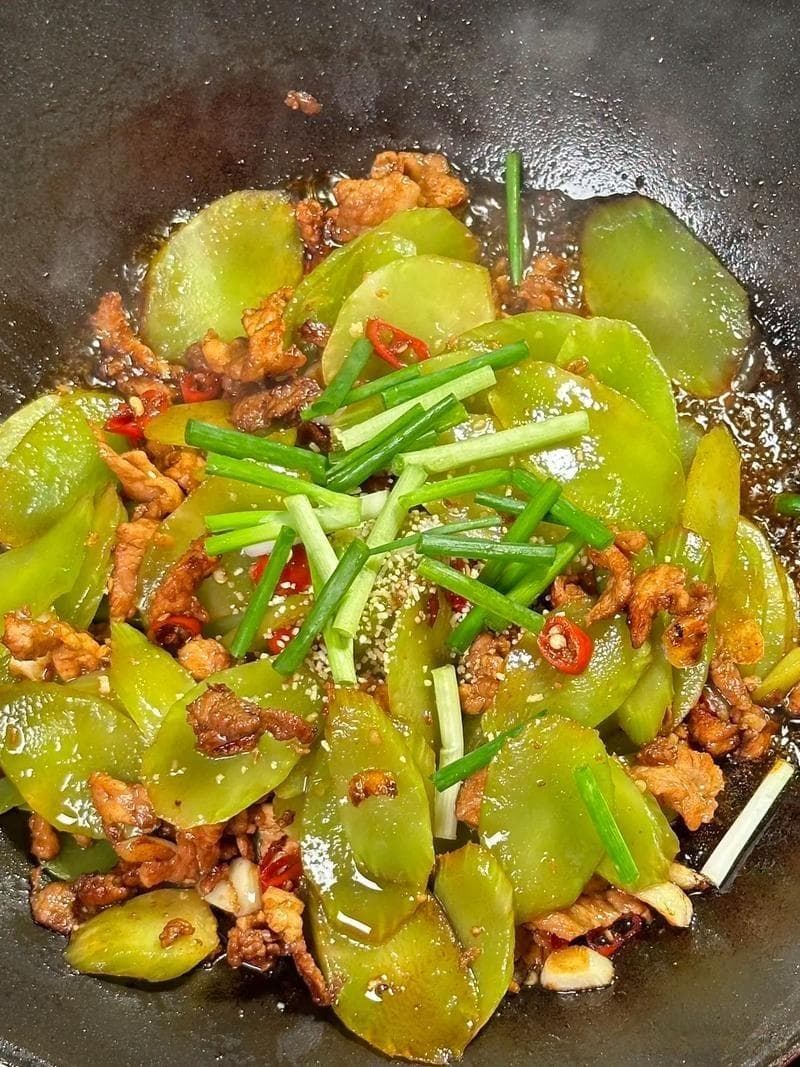 莴笋炒肉丝：一道家常美味的诞生