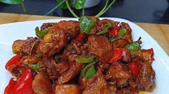 红烧鸡肉怎么做好吃，试试这个做法，出锅香气四溢，特别入味