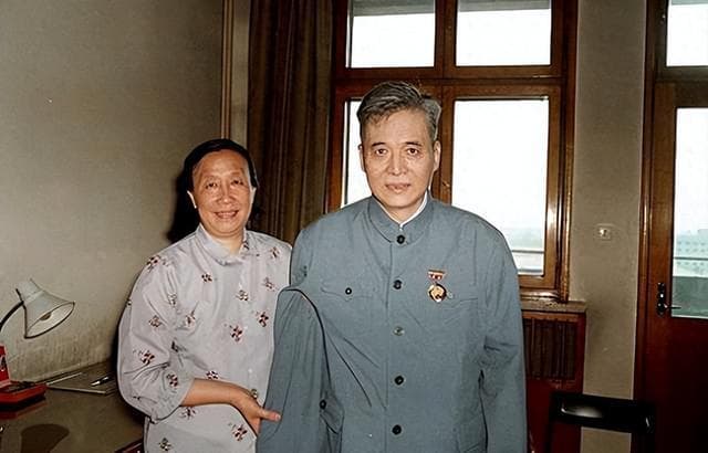 邓稼先后人今何在？女儿小学毕业在内蒙古当知青，下决心以后当医生