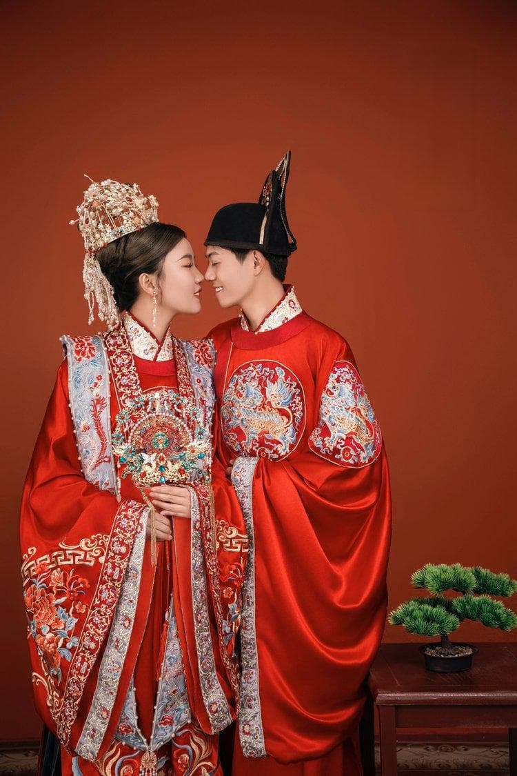 凤冠霞帔汉服婚纱照走红，传统文化融入现代婚礼