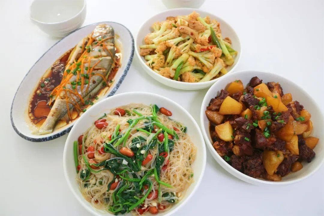 红烧土豆牛肉+凉拌粉丝+干锅花菜+清蒸黄鱼，一家三口的家常菜