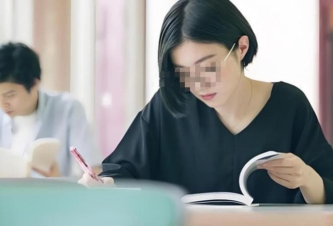 看望女儿住了一个月，女婿下达逐客令，返回路上老伴这样说他