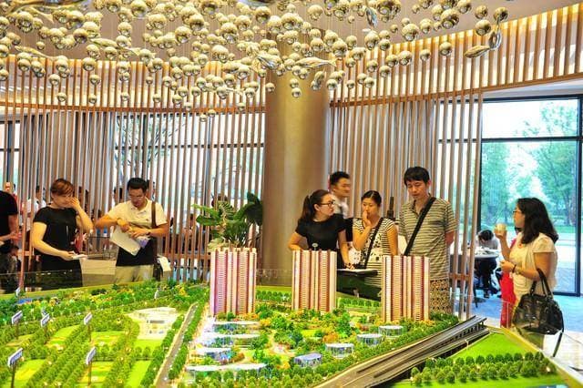 都2024年了深圳楼市“日光”再现：万人争抢下的住房焦虑