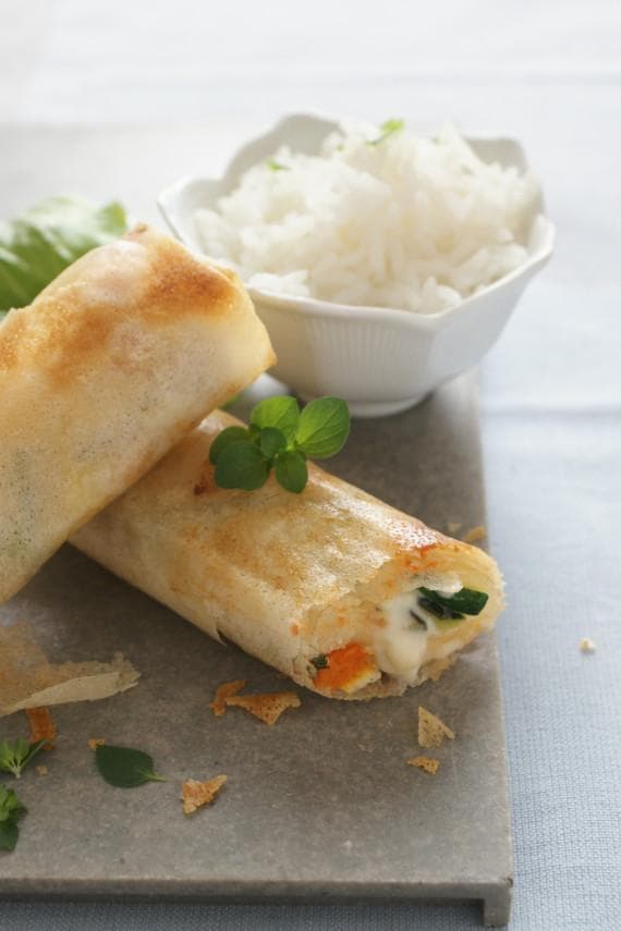 法式布里奶酪和鸡肉法式春卷