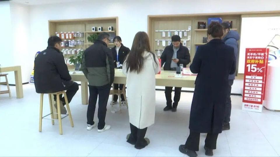 门店排队购机，“代购”有风险！
