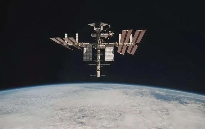 太空中的水为什么会先沸腾再冻结？