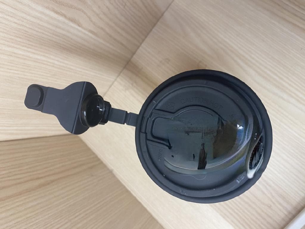 奶茶杯盖上为啥这么多孔？到底怎么用
