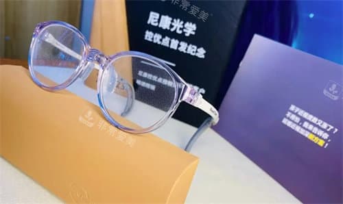 尼康控优点防控镜片和新乐学哪个好？