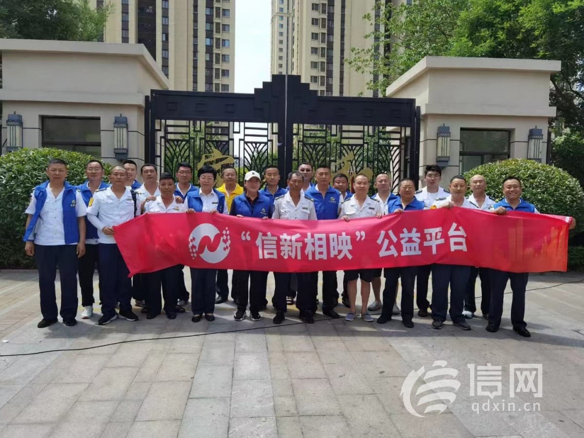 信新相映走进锦苑社区 志愿者磨刀、维修锅具样样在行