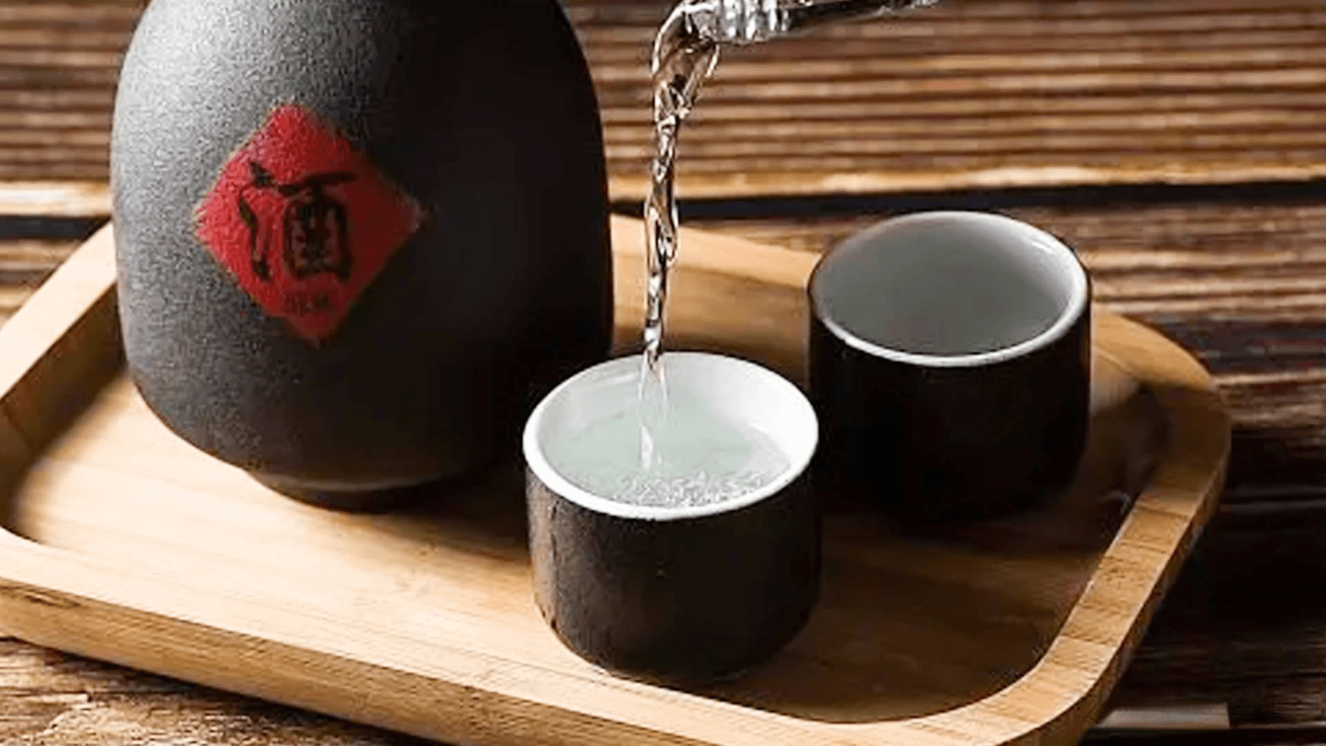 白酒饮用指南：量、温、选酒与搭配全解析