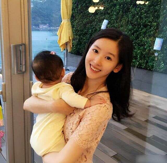 章泽天：从"奶茶妹妹"到商界女强人的蜕变之路