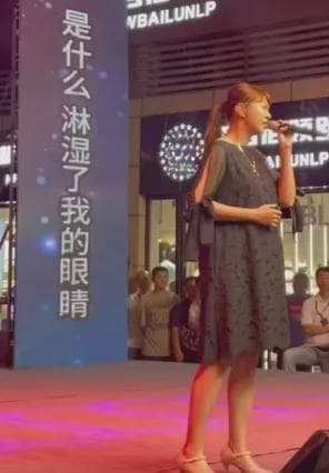 死了20年又复活了？42岁卓依婷罕见公开演唱，已沦为过气歌星