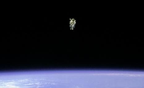 空间站里面人为什么是飘着的（宇航员为什么会飘起来）