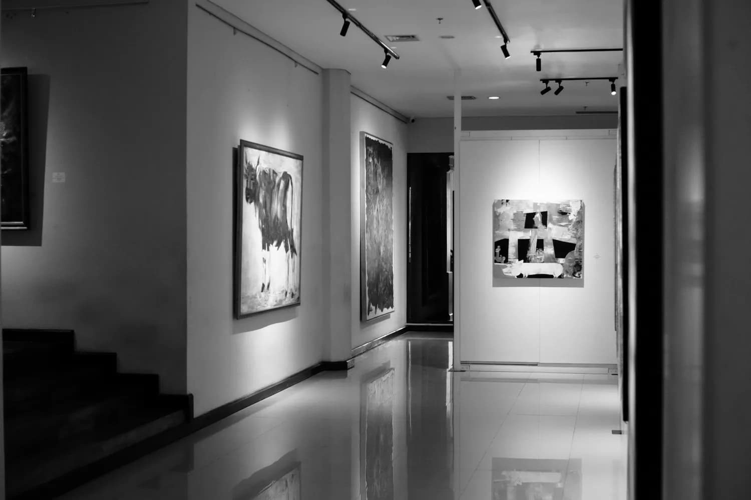 大S现身支持具俊晔画展，却不敢同框合影？