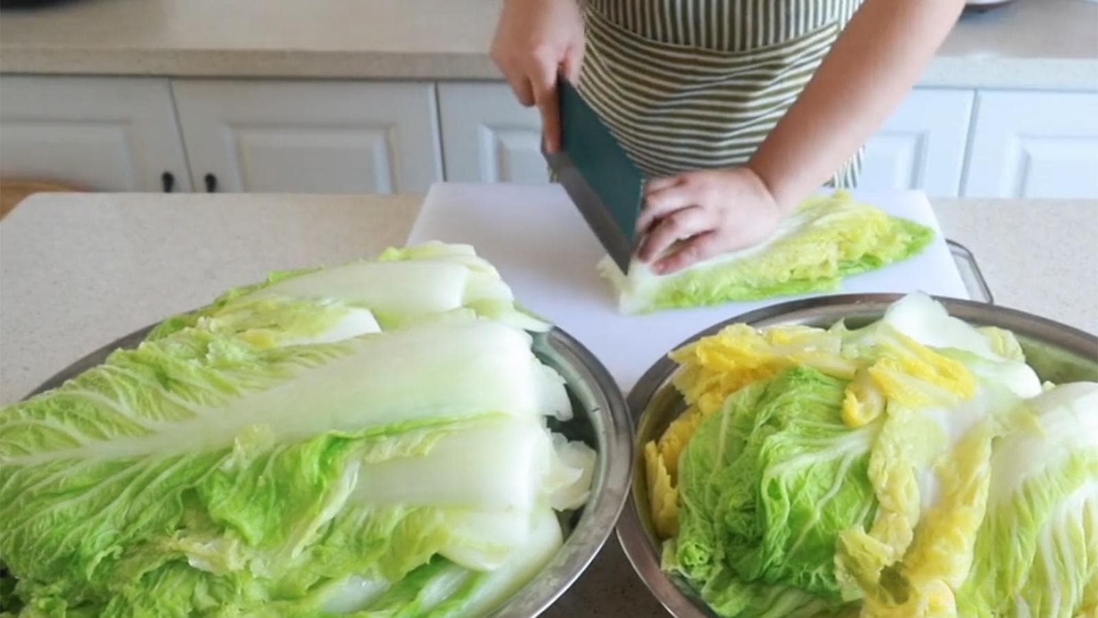 酸菜腌制盐分控制秘籍：如何掌握食盐的黄金比例？