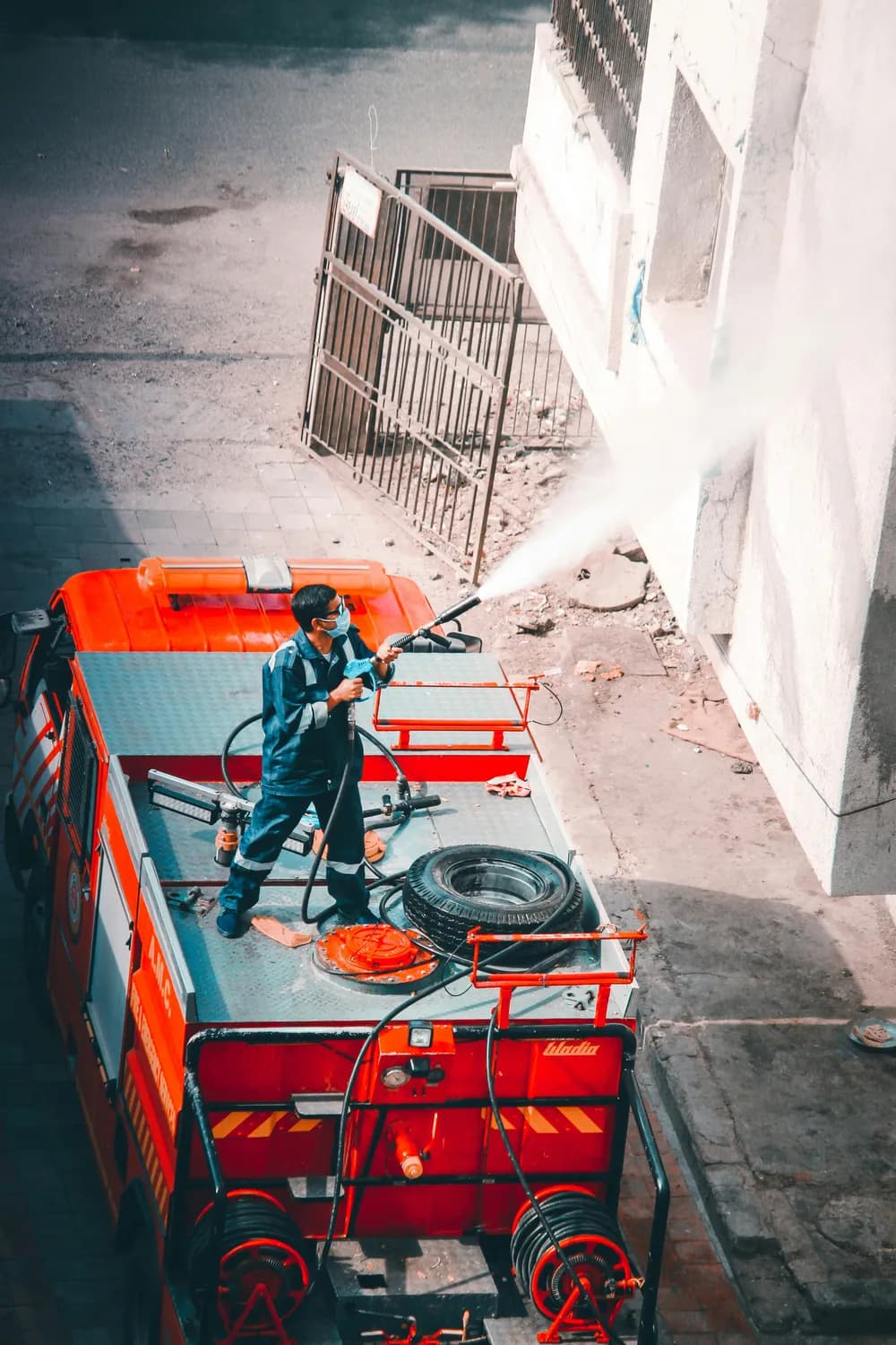 高压清洗车：城市下水道的超级英雄