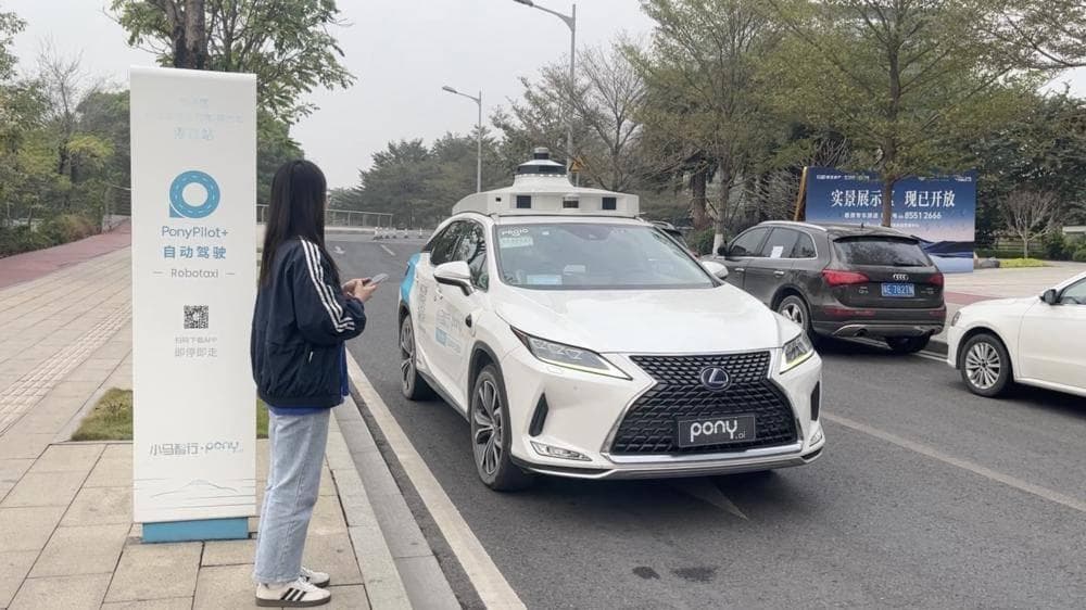 "萝卜快跑"订单狂潮，无人驾驶出租车能否颠覆网约车市场？｜热财经