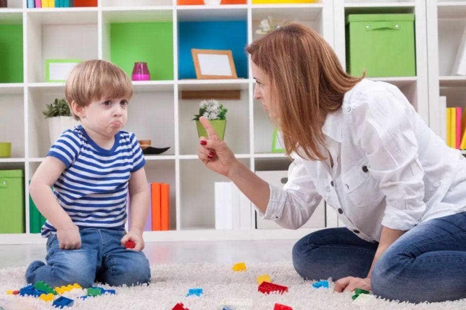 孩子生气时爱打人怎么办？这几个步骤教你正确来引导