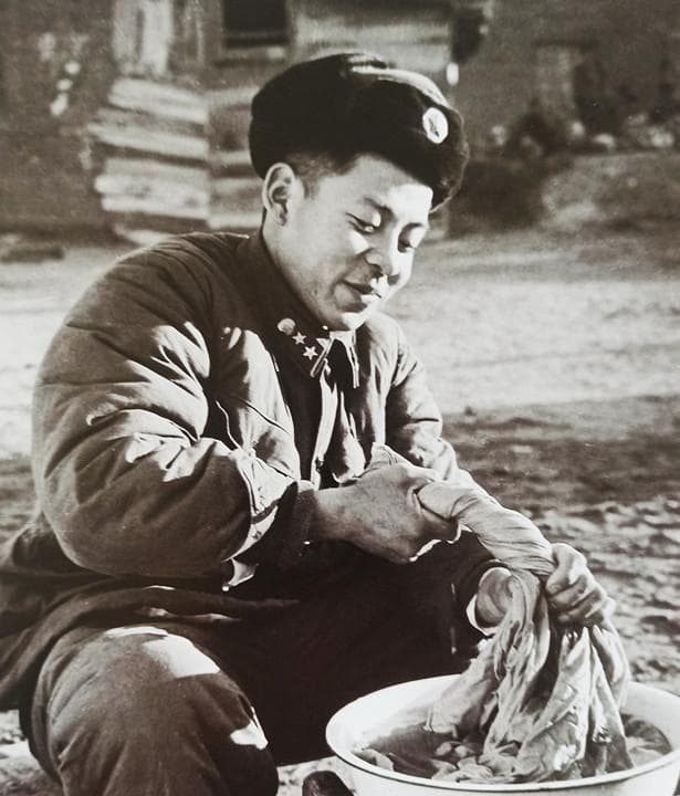 10张老照片记录雷锋的一生：图4在天安门前骑摩托车