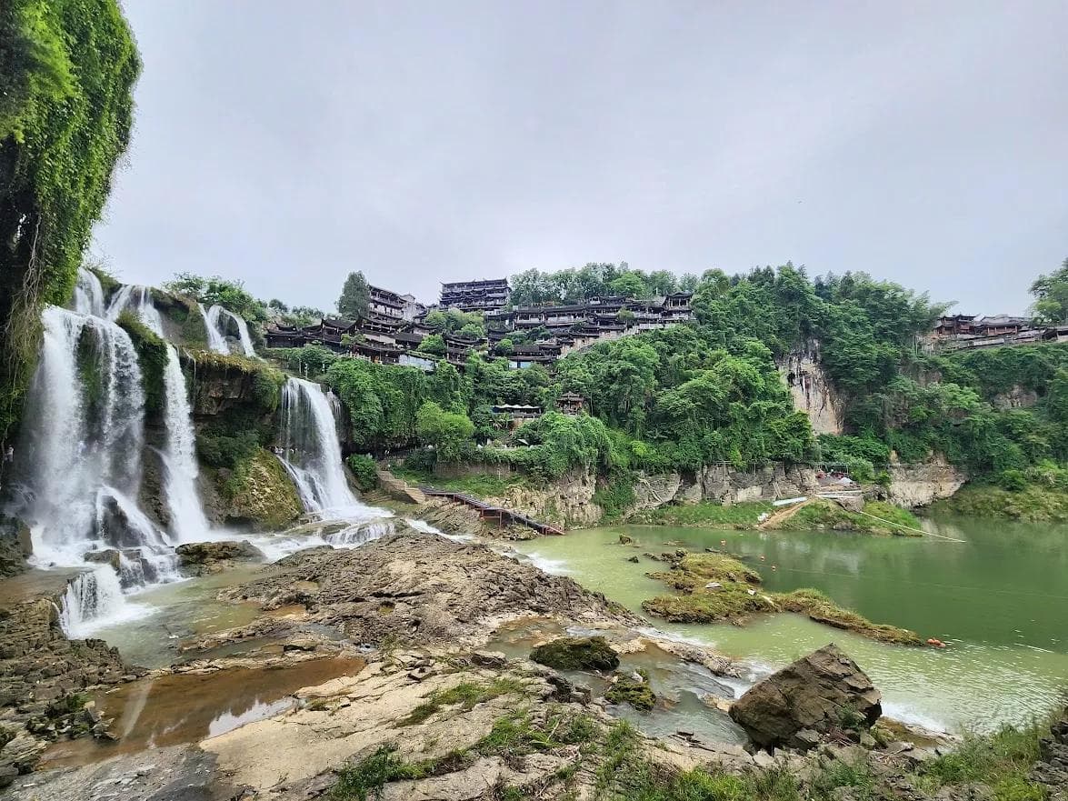 亲临电影美景：挂在瀑布上的千年古镇——芙蓉镇景点介绍