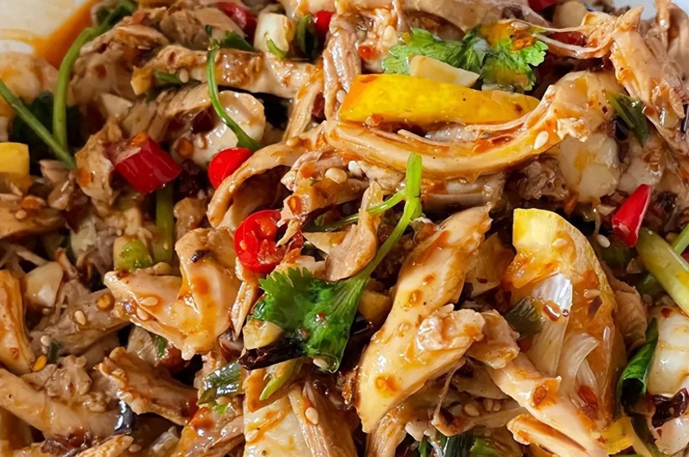 鸡肉嫩滑，酸辣爽口：酸辣凉拌鸡丝制作详解