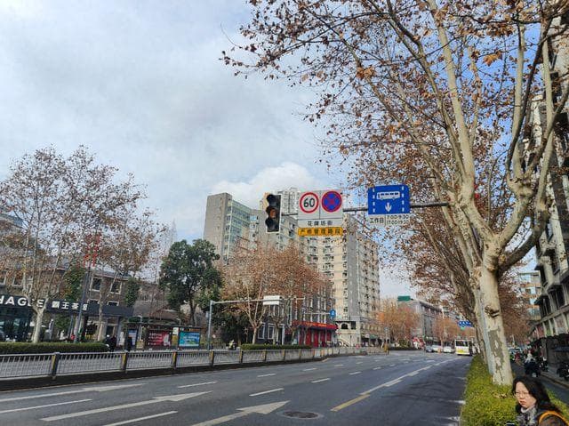 成都公交专用道调整：工作日7点至9点半、17点至19点半禁行，其他时段可通行