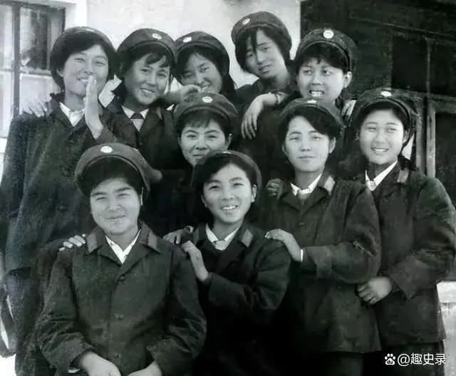 谢静宜的晚年独居住在四十多平方老旧的单元楼里，低调平静的生活
