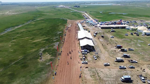 内蒙古乌审走马竞技：“400＋”骑手草原竞速