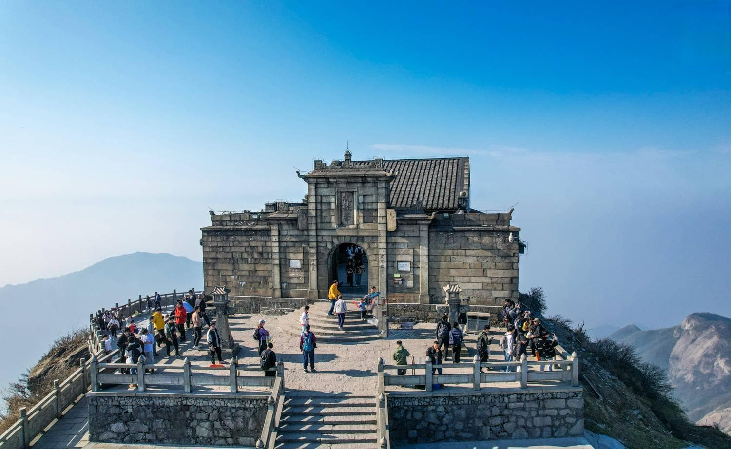 祝融峰：南岳衡山的主峰，不仅能观日出云海，还是著名的祈福胜地