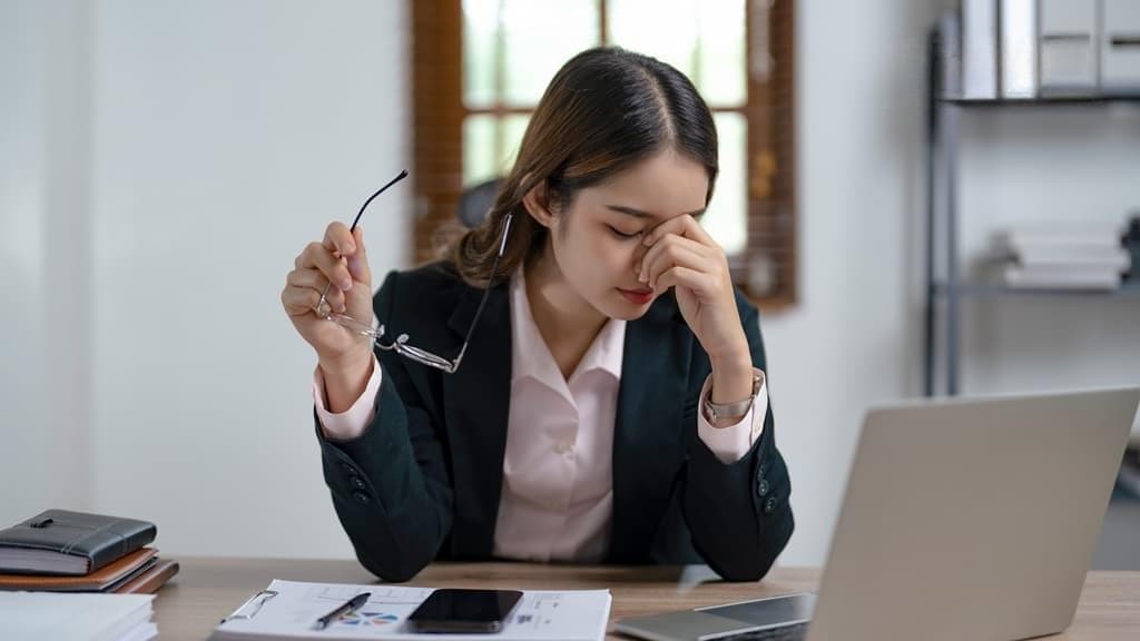 「多眨眼」竟能救眼睛！專家教你1原則緩解眨眼問題 定期休息更有效