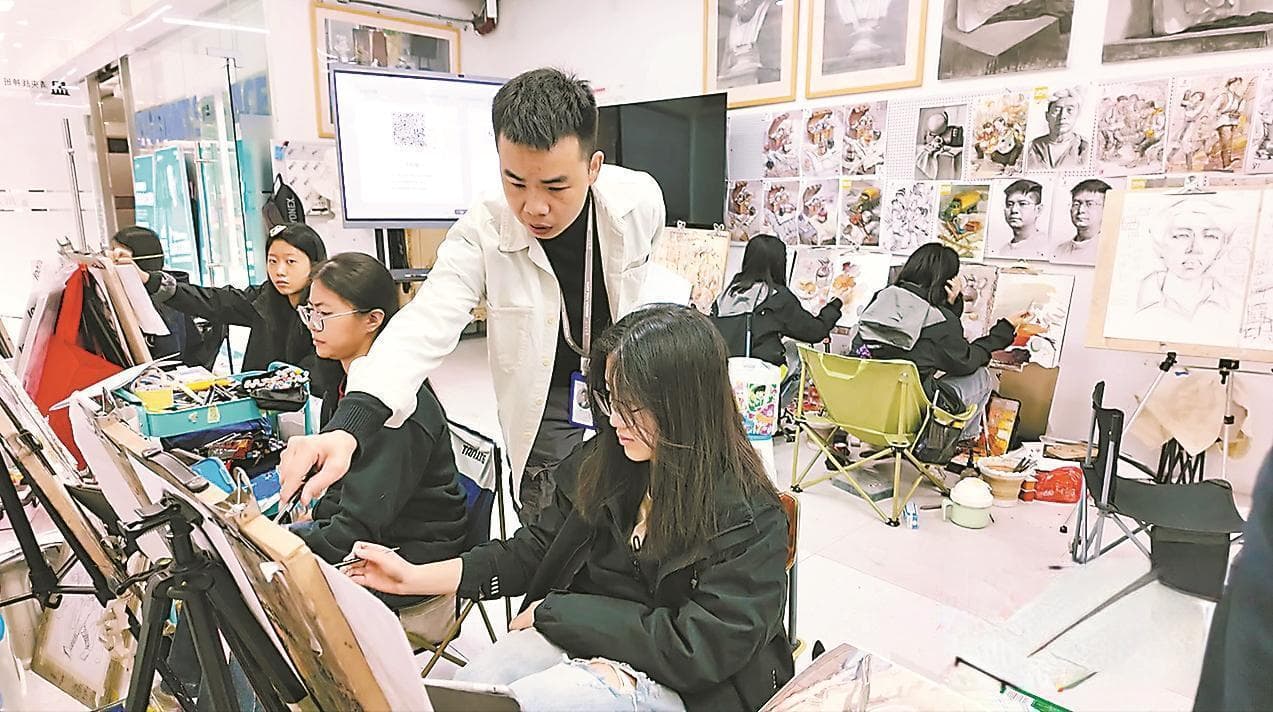 美术与设计类考生人数逐年下降 艺考难，就业更难？