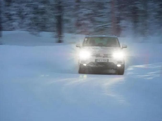 超全冰雪路面驾驶技巧：从基础到应急处理的全面指南